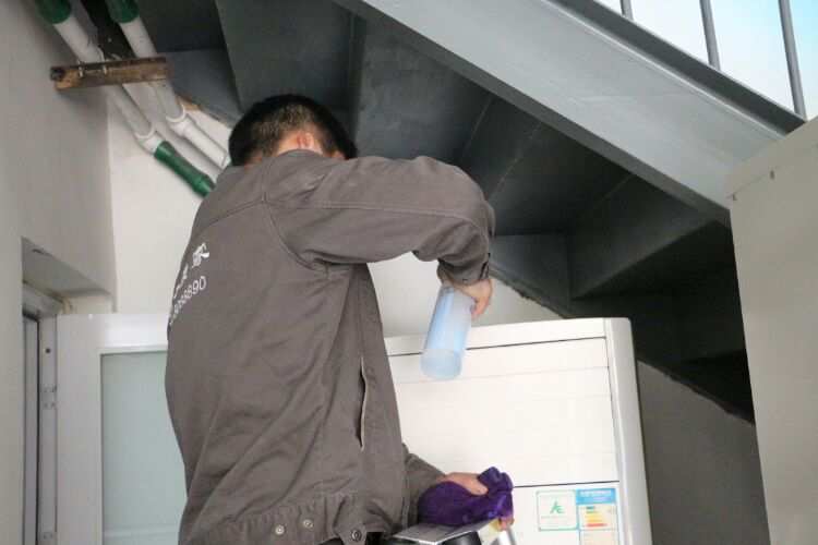 步骤三：清洗面板和过滤器