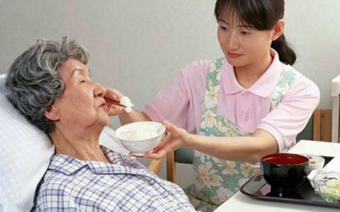 找保姆照顾老年人在哪找(老人照顾相关机构)