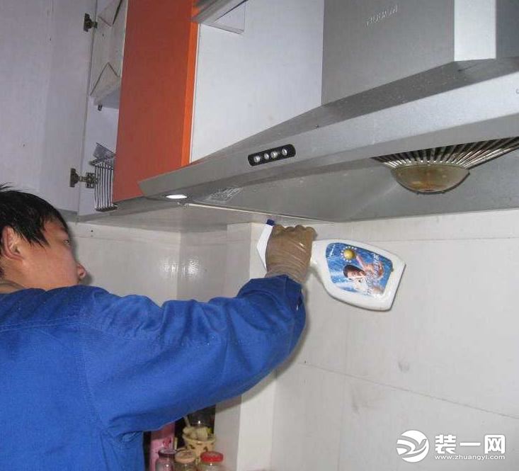 以下是清洗油烟机的最佳方法：