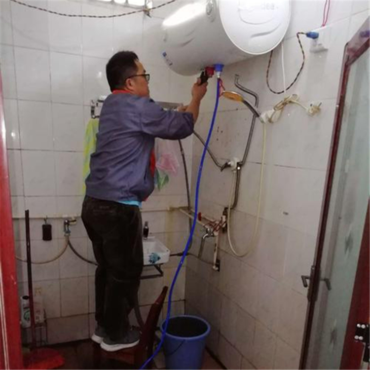 维修热水器故障