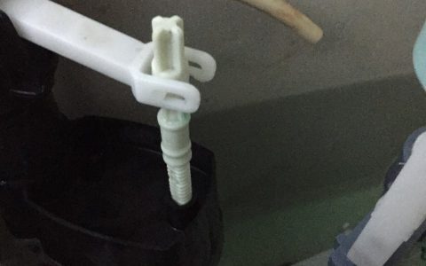 马桶底部漏水怎么修(马桶底部漏水修理方法)