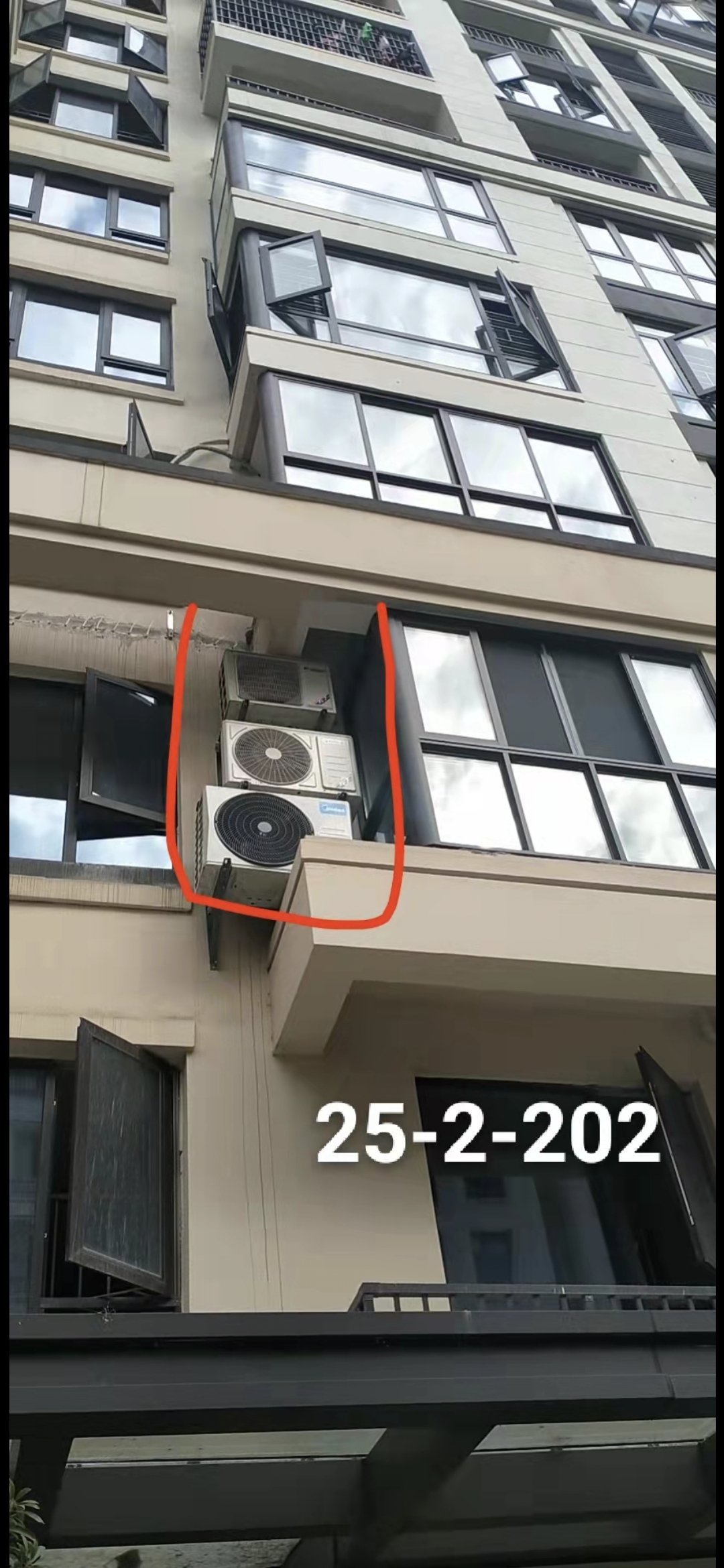 定期清洁和维护外机
