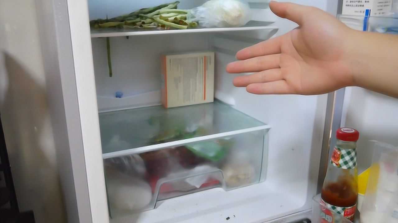 方法二：用醋擦拭冰箱内部