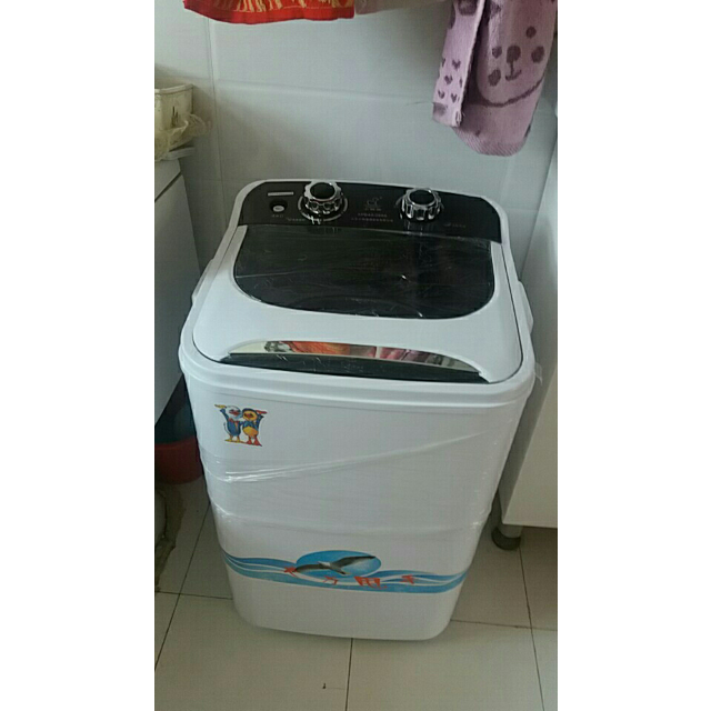 小鸭牌小型洗衣机的操作简单，方便使用