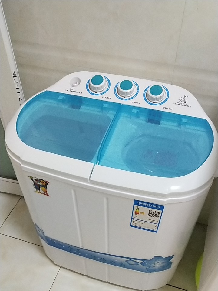 小鸭牌小型洗衣机的体积小巧，便于搬运
