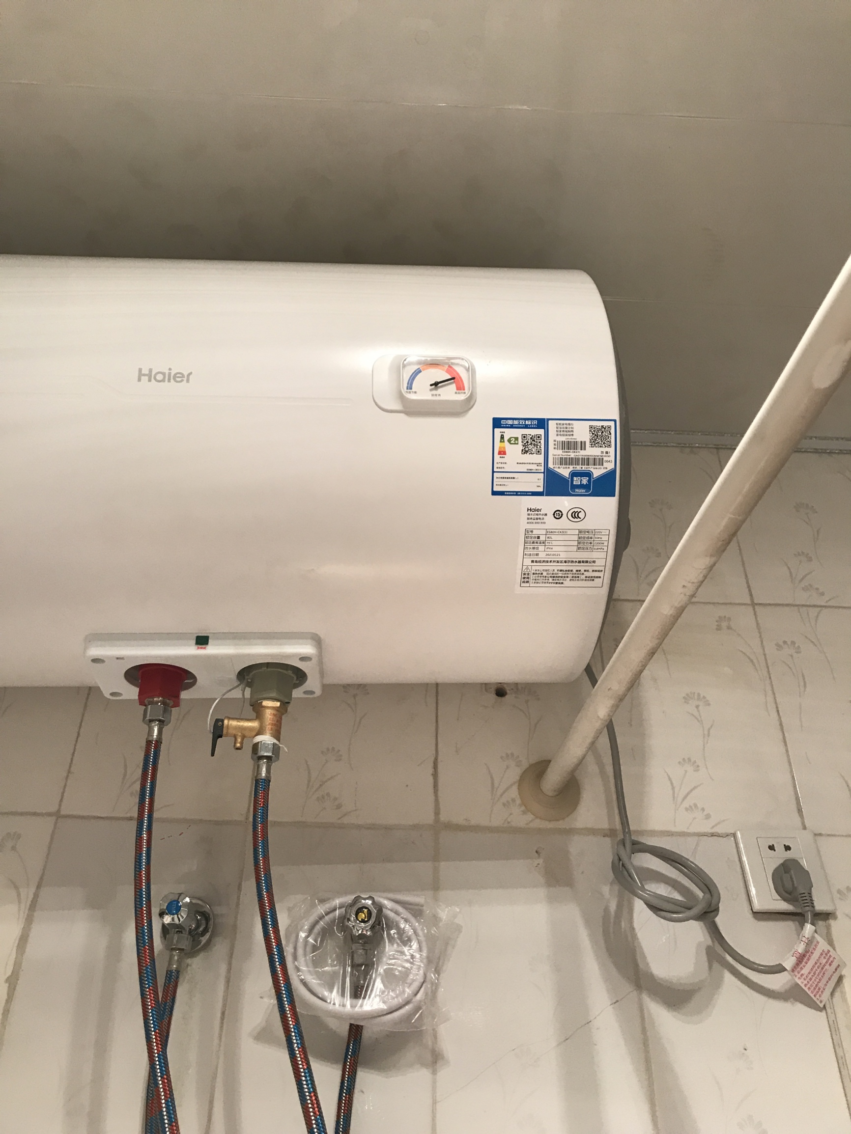 步骤三：拆卸热水器外壳