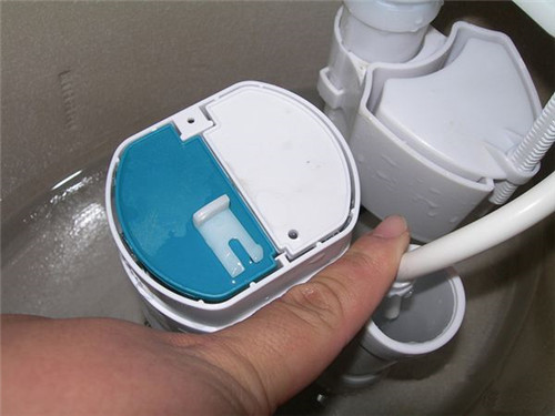 3. 清洁水箱内部