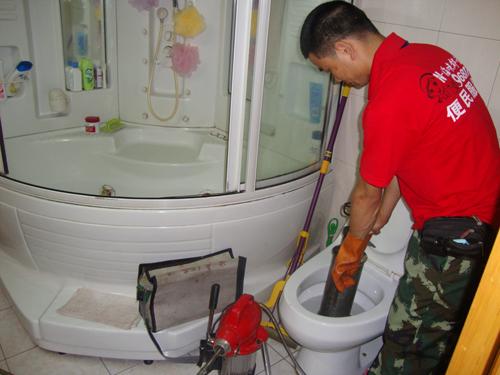 1. 使用马桶疏通器