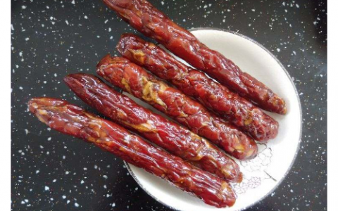 香肠煮多久(如何煮好香肠解决烧焦、爆裂等问题)
