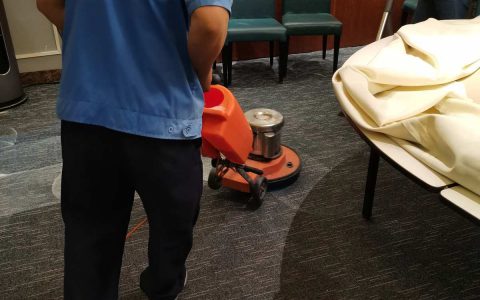 家里的地毯脏了在家怎样清洗(家里地毯清洗方法)