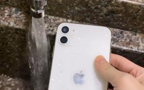 iphone11防水吗(解答苹果新手机是否具备防水性能)