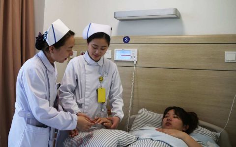 在医院里怎么找护工(医院护工怎么选择)