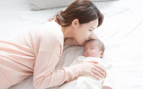 坐月子最好不要请月嫂(坐月子期间自己照顾,生活习惯养成)
