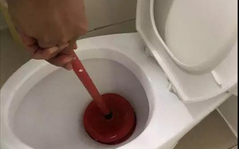 如何疏通马桶转弯处卡异物(马桶转弯处异物疏通方法)