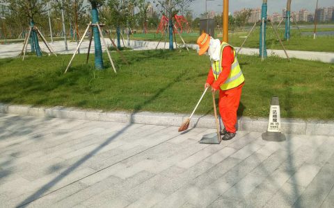 上海市保洁公司解决城市环境难题(上海市保洁服务的优势和必要性)