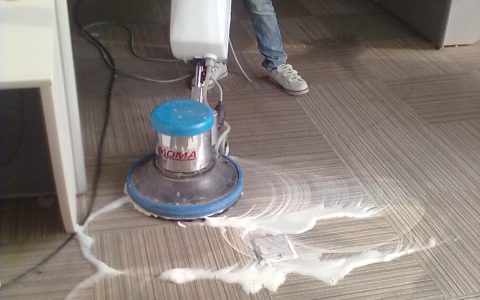 洗地毯的店如何选择(挑选洗地毯服务的注意事项)