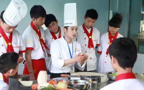 厨师培训：全面提升烹饪技能(厨师培训学校)