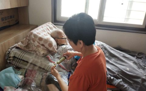 急招保姆照顾自理老人6000元(自理老人保姆急聘)