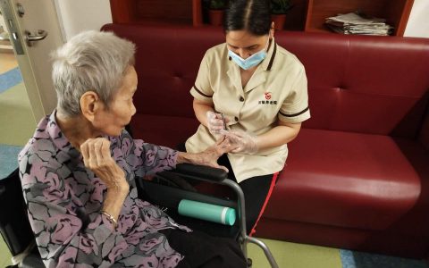 医院护工陪护老人(护工陪护老人的重要性)