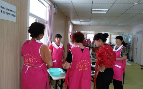 找护工保姆(找专业的居家护理护工服务)