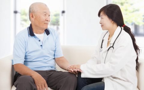 如何照顾老人的贴心小举动(如何照顾老人的心灵关怀)