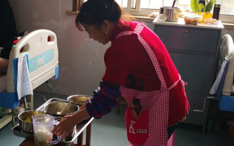 12小时护工多少钱一天(12小时护工服务费用)