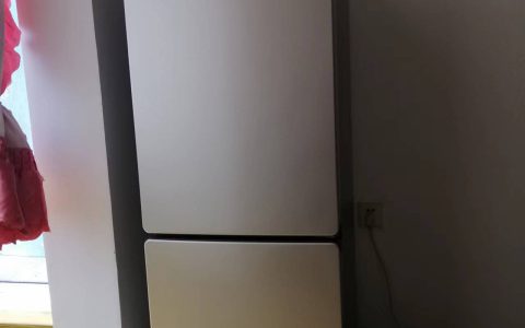 海尔小型冰箱，轻松解决家庭冷藏需求(海尔小型冰箱节能节地，满足家庭冷藏需求)