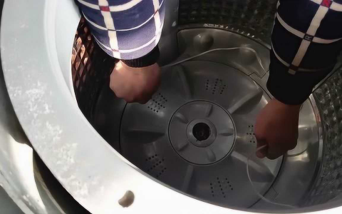 洗衣机怎样拆下来清洗视频教程(洗衣机清洗方法)