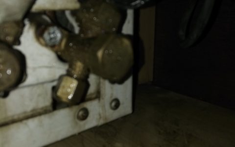 楼下人反应我家空调滴水(空调滴水原因及解决方法)